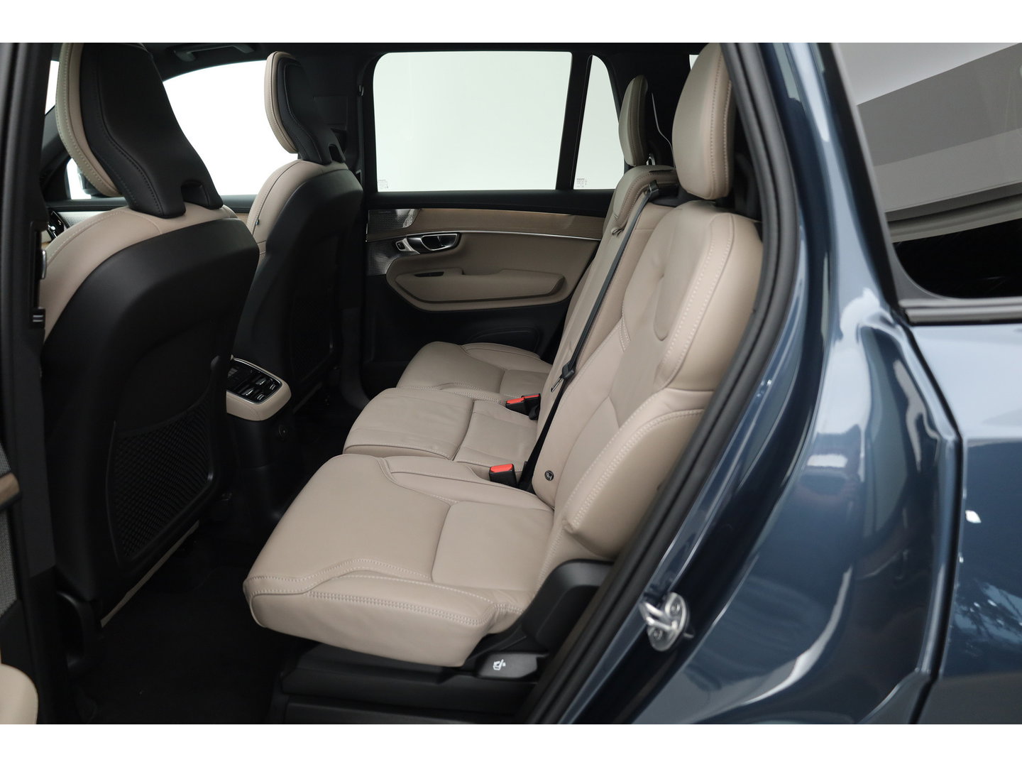 Volvo XC90 2.0 T8 Plus Dark | Luchtvering |  Pano-dak | B&W Audio | Trekhaak | 360 camera |