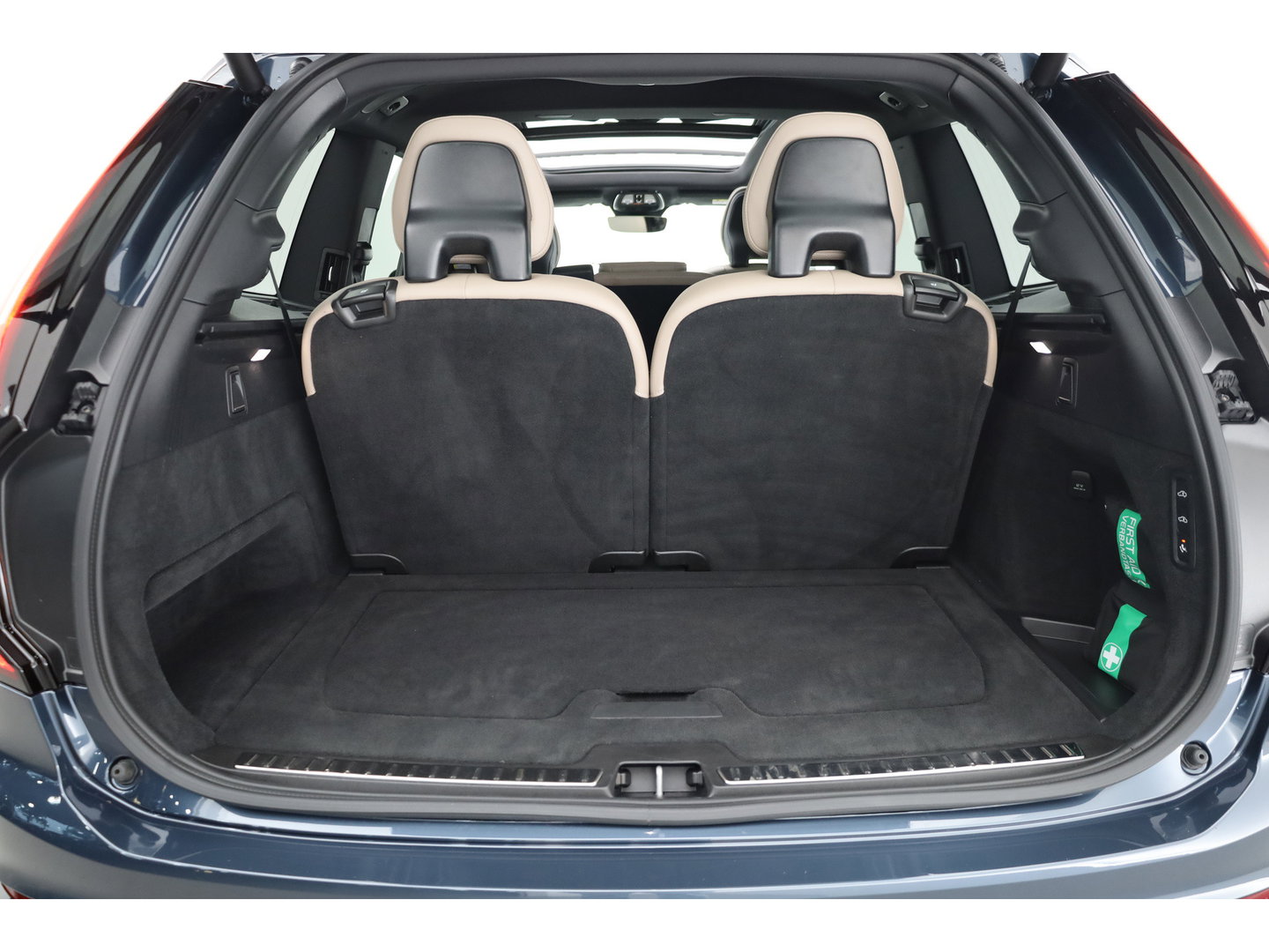 Volvo XC90 2.0 T8 Plus Dark | Luchtvering |  Pano-dak | B&W Audio | Trekhaak | 360 camera |