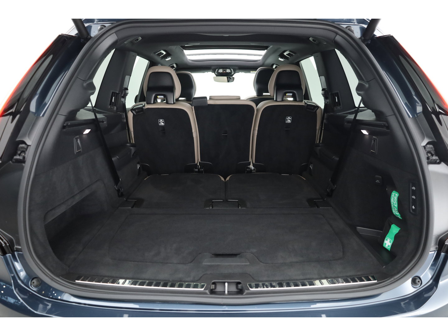 Volvo XC90 2.0 T8 Plus Dark | Luchtvering |  Pano-dak | B&W Audio | Trekhaak | 360 camera |
