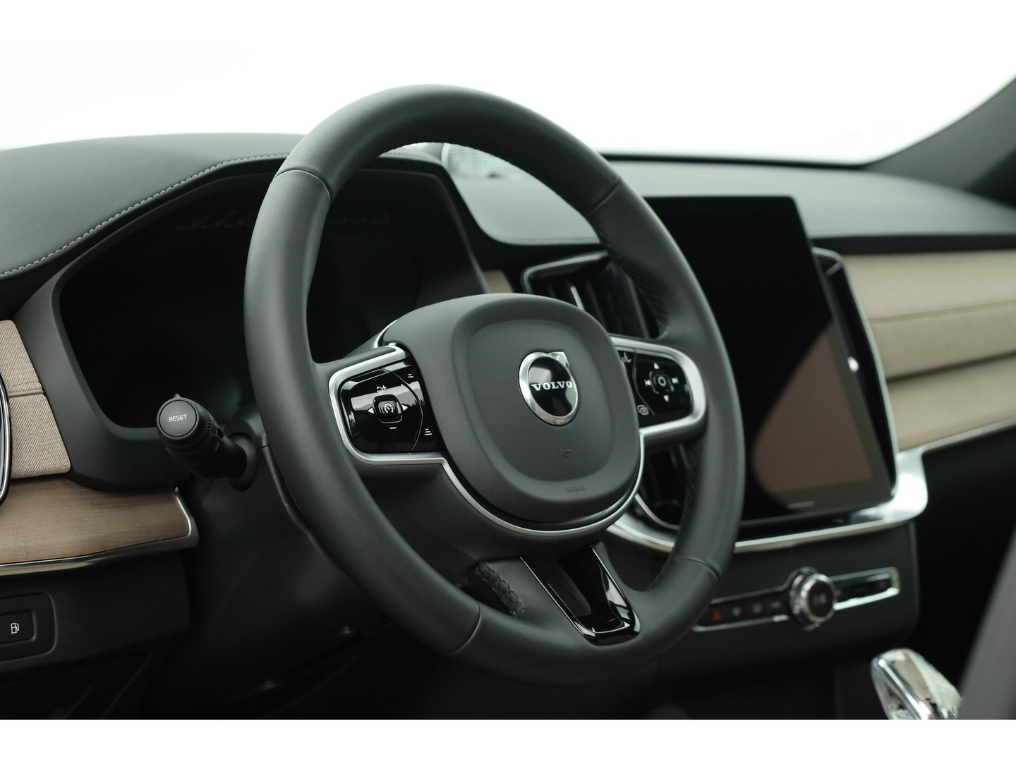 Volvo XC90 2.0 T8 Plus Dark | Luchtvering |  Pano-dak | B&W Audio | Trekhaak | 360 camera |