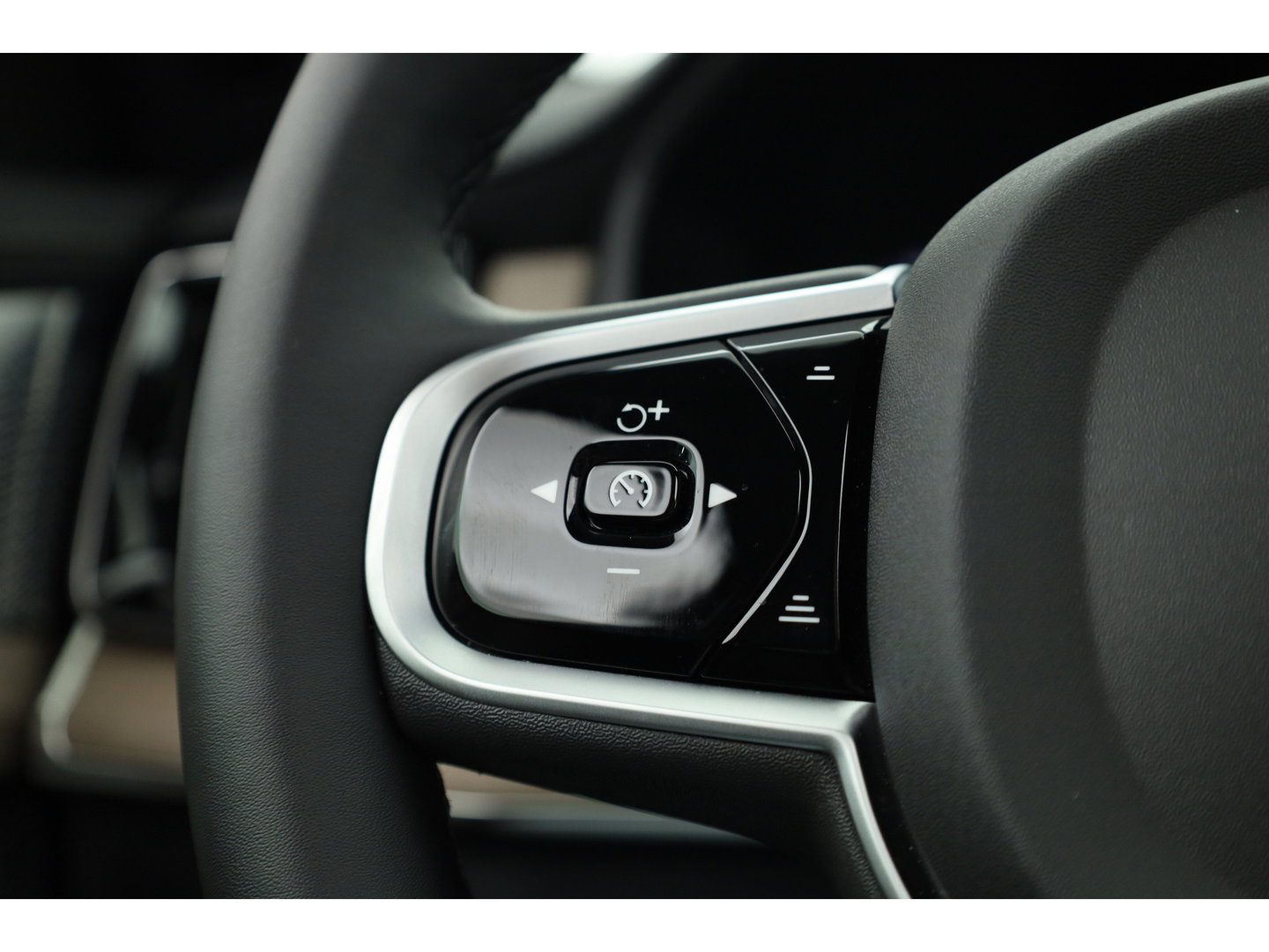 Volvo XC90 2.0 T8 Plus Dark | Luchtvering |  Pano-dak | B&W Audio | Trekhaak | 360 camera |