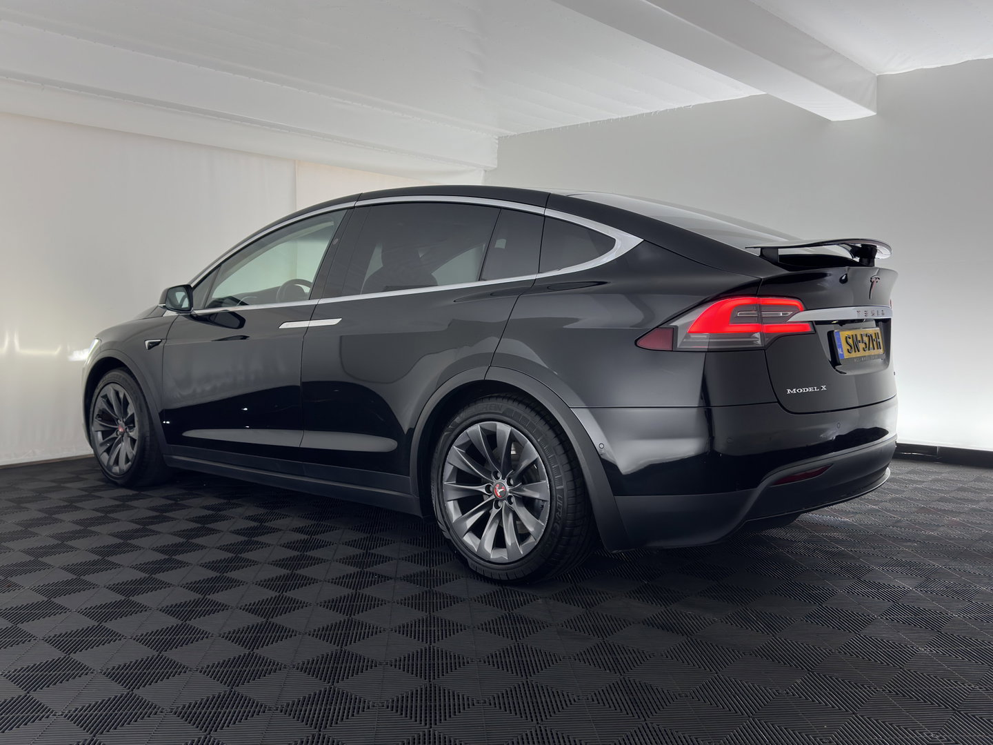 Tesla Model X 100D 7PERS. (INCL. BTW) *AUT | PANO | LEATHER | NAVI-FULLMAP | FULL-LED | AIRSUSPENSION | DIGI-COCKPIT | FASTLOADER | KEYLESS | DAB+ | HEATED-SPORTSEATS | PRIVACY-GLASS | AUTOPILOT |  20"ALU*