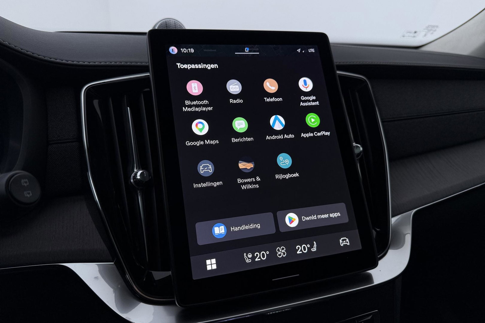Volvo XC90 T8 Ultra Bright | Luchtvering | Bowers&Wilkins | 22 Inch | Panoramadak | Trekhaak | 360° Camera | Head-Up