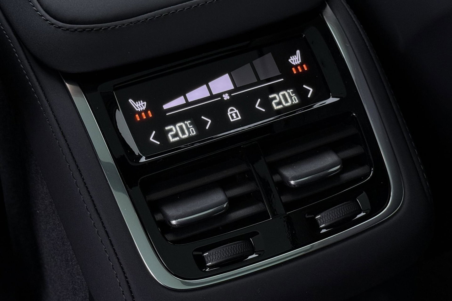 Volvo XC90 T8 Ultra Bright | Luchtvering | Bowers&Wilkins | 22 Inch | Panoramadak | Trekhaak | 360° Camera | Head-Up
