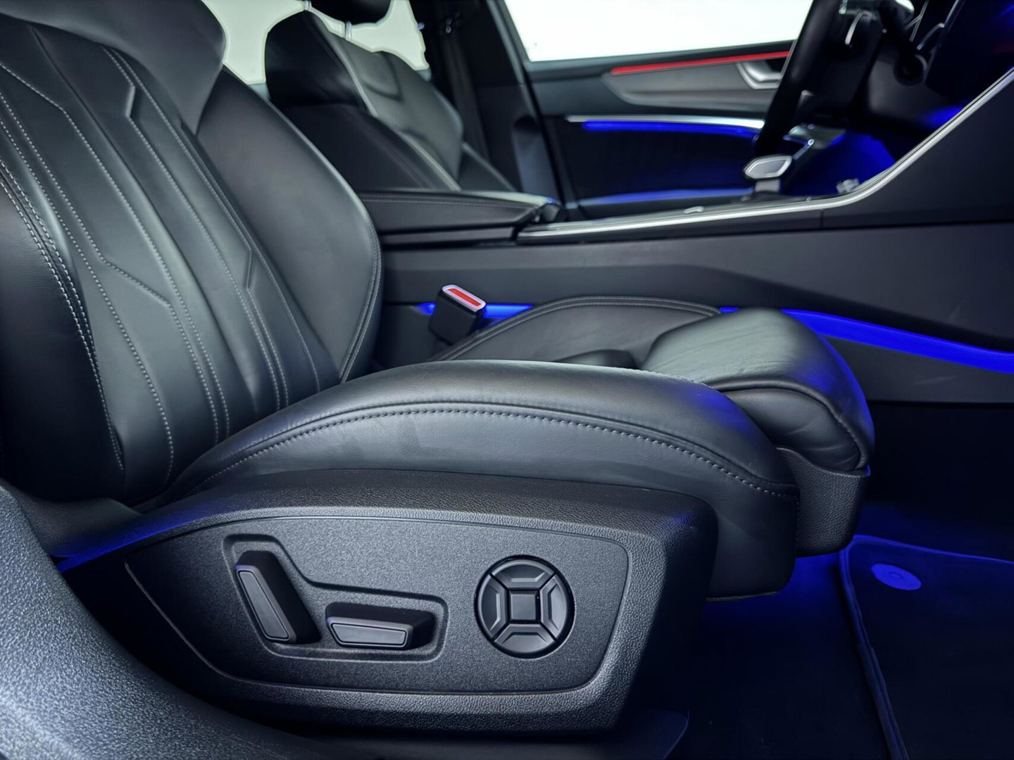 Audi A6 Avant 55 TFSI e Quattro Competition S-Line Black Edition