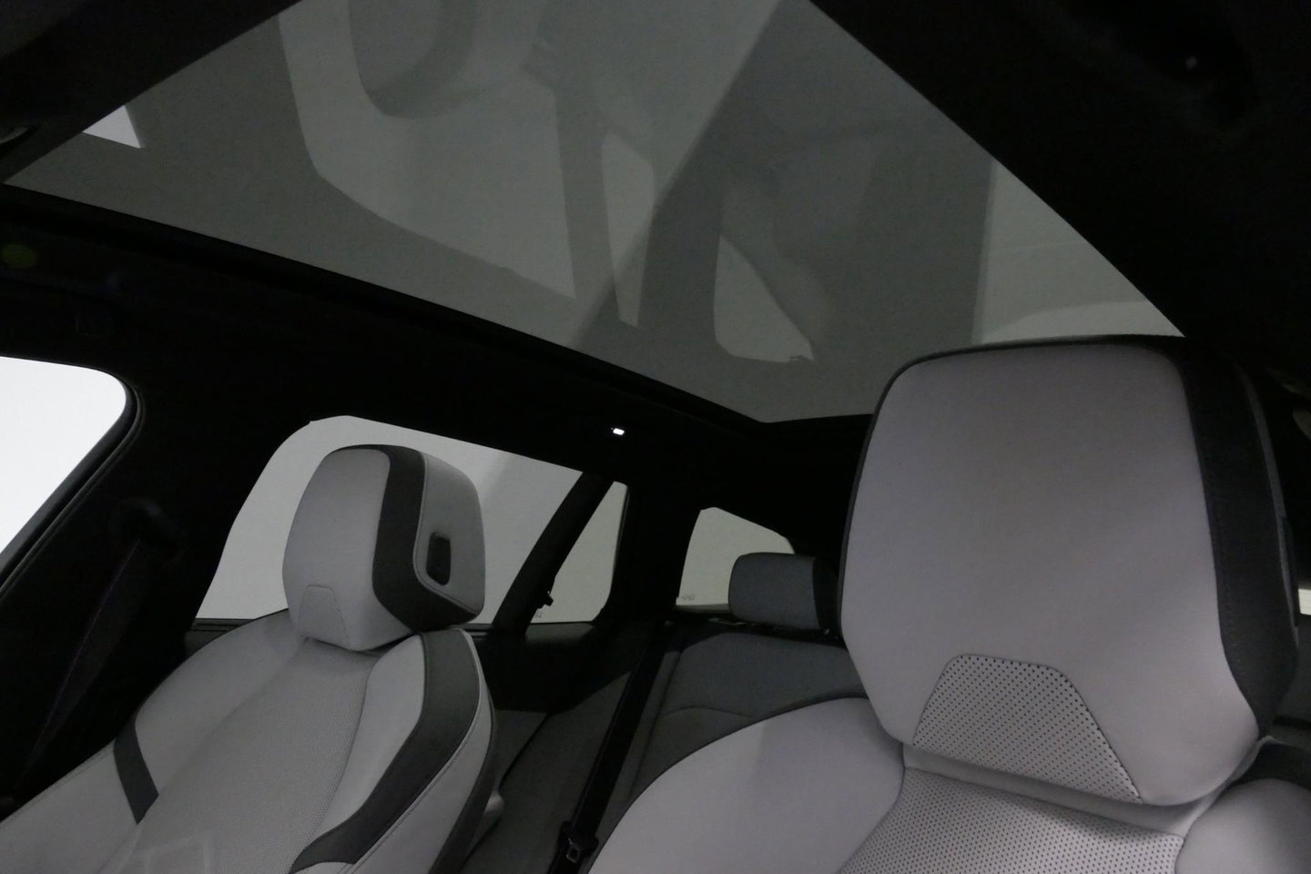 BMW 5 Serie Touring 530e xDrive M Sport Pro Edition / UNIEK!!! / M5 Look / M Sport Bodykit / Panoramadak / Stoelkoeling & -verwarming / Carbon interieur / Iconic Glow / Harman Kardon / Elektr. verstelbare voorstoelen + memory / HUD / Apple Carplay - Android Auto / Ro
