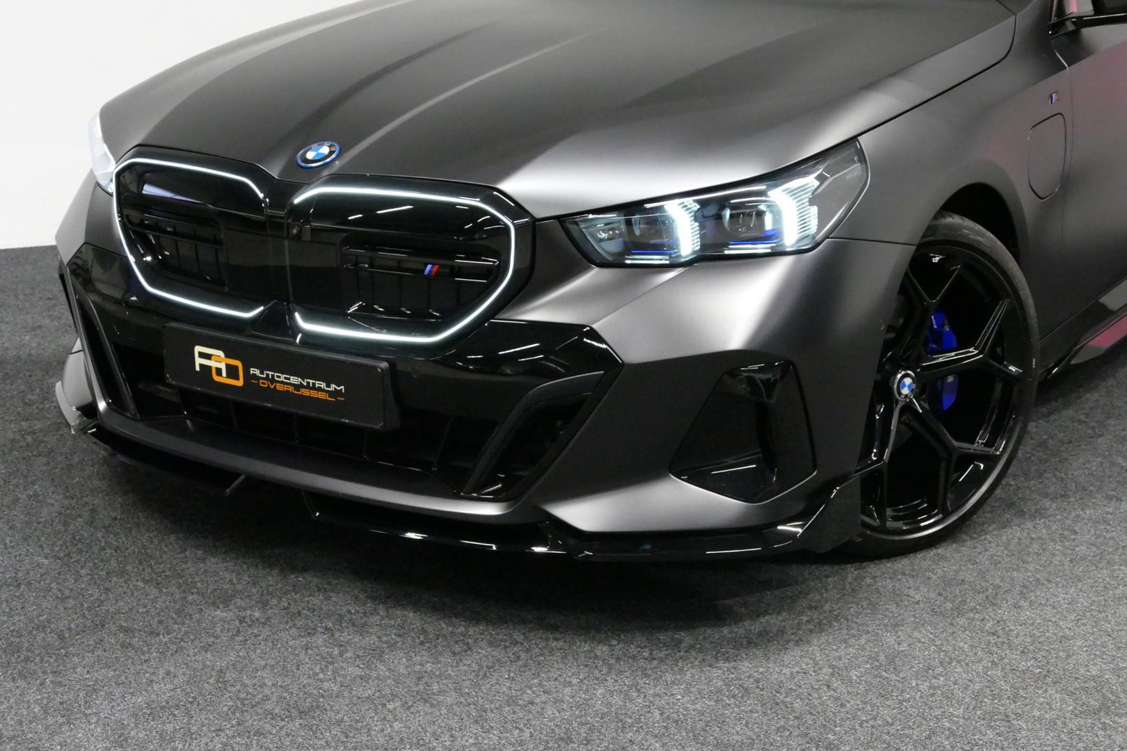 BMW 5 Serie Touring 530e xDrive M Sport Pro Edition / UNIEK!!! / M5 Look / M Sport Bodykit / Panoramadak / Stoelkoeling & -verwarming / Carbon interieur / Iconic Glow / Harman Kardon / Elektr. verstelbare voorstoelen + memory / HUD / Apple Carplay - Android Auto / Ro