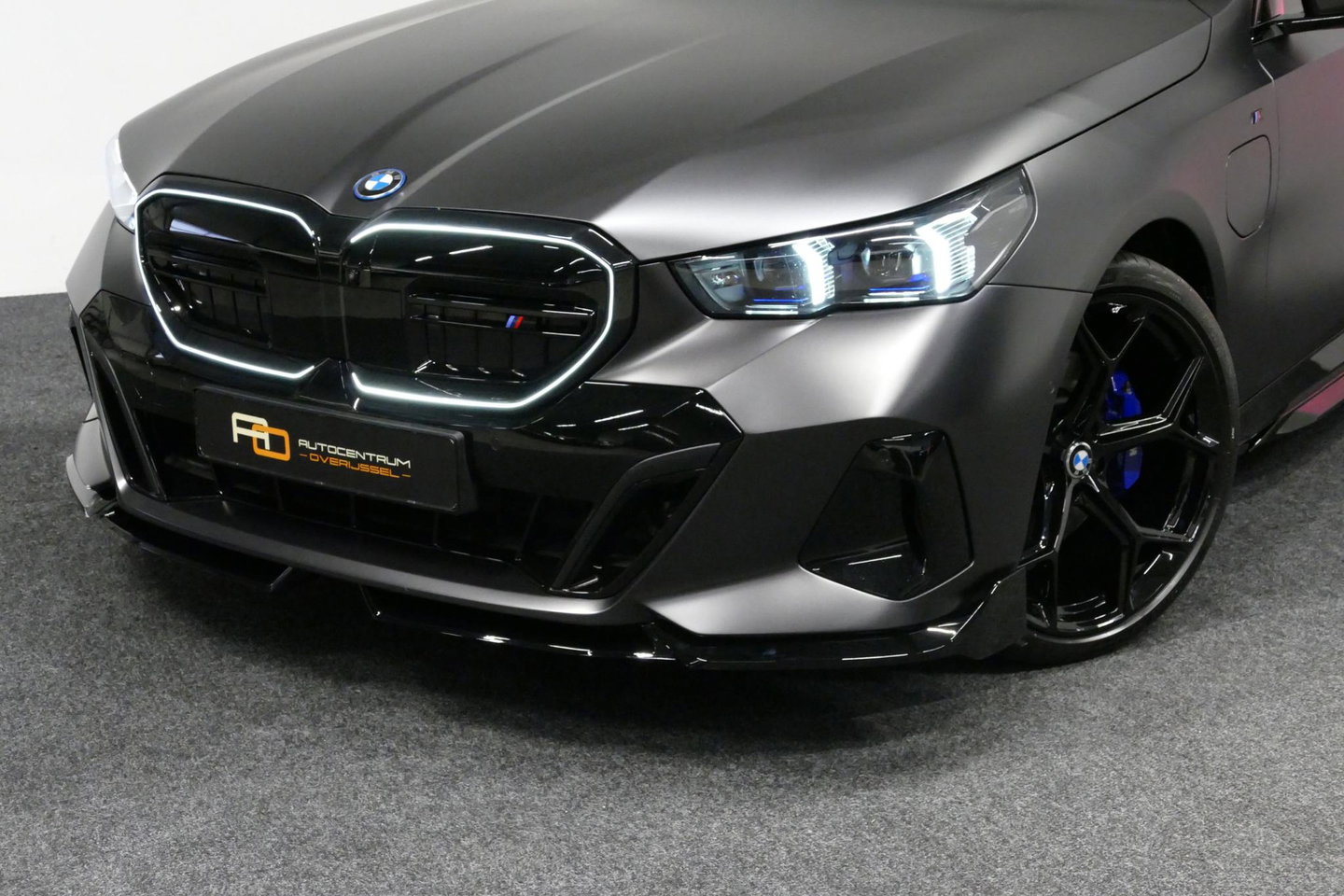BMW 5 Serie Touring 530e xDrive M Sport Pro Edition / UNIEK!!! / M5 Look / M Sport Bodykit / Panoramadak / Stoelkoeling & -verwarming / Carbon interieur / Iconic Glow / Harman Kardon / Elektr. verstelbare voorstoelen + memory / HUD / Apple Carplay - Android Auto / Ro