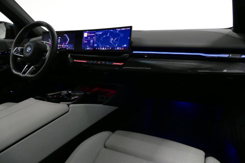 BMW 5 Serie Touring 530e xDrive M Sport Pro Edition / UNIEK!!! / M5 Look / M Sport Bodykit / Panoramadak / Stoelkoeling & -verwarming / Carbon interieur / Iconic Glow / Harman Kardon / Elektr. verstelbare voorstoelen + memory / HUD / Apple Carplay - Android Auto / Ro
