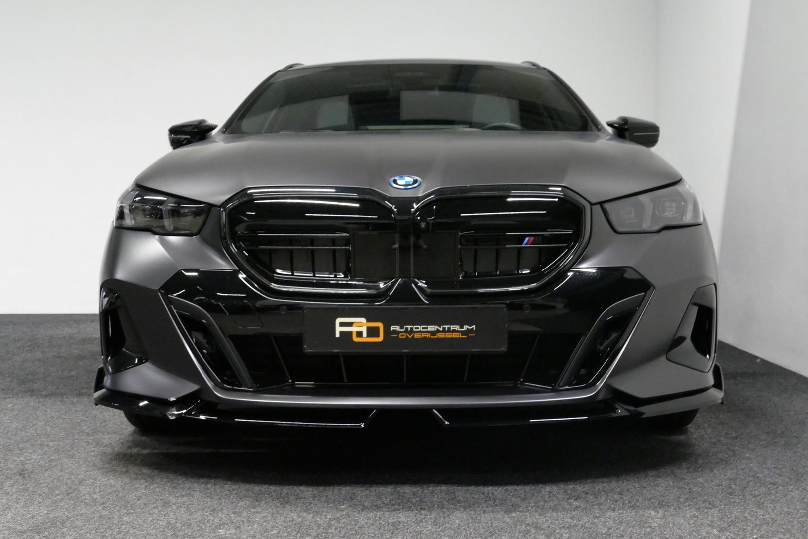 BMW 5 Serie Touring 530e xDrive M Sport Pro Edition / UNIEK!!! / M5 Look / M Sport Bodykit / Panoramadak / Stoelkoeling & -verwarming / Carbon interieur / Iconic Glow / Harman Kardon / Elektr. verstelbare voorstoelen + memory / HUD / Apple Carplay - Android Auto / Ro