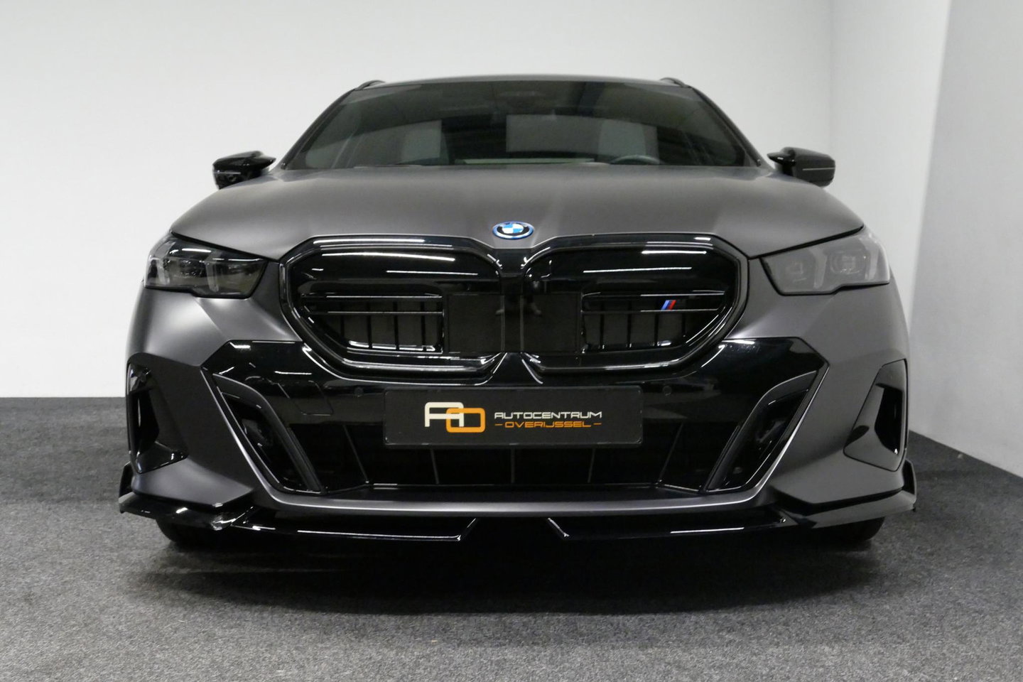 BMW 5 Serie Touring 530e xDrive M Sport Pro Edition / UNIEK!!! / M5 Look / M Sport Bodykit / Panoramadak / Stoelkoeling & -verwarming / Carbon interieur / Iconic Glow / Harman Kardon / Elektr. verstelbare voorstoelen + memory / HUD / Apple Carplay - Android Auto / Ro