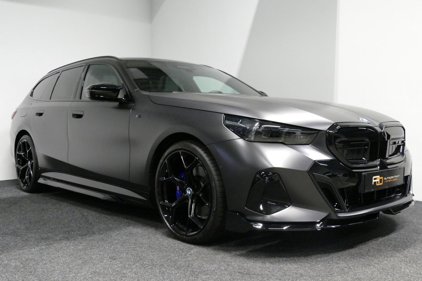 BMW 5 Serie Touring 530e xDrive M Sport Pro Edition / UNIEK!!! / M5 Look / M Sport Bodykit / Panoramadak / Stoelkoeling & -verwarming / Carbon interieur / Iconic Glow / Harman Kardon / Elektr. verstelbare voorstoelen + memory / HUD / Apple Carplay - Android Auto / Ro
