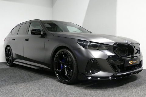 BMW 5 Serie Touring 530e xDrive M Sport Pro Edition / UNIEK!!! / M5 Look / M Sport Bodykit / Panoramadak / Stoelkoeling & -verwarming / Carbon interieur / Iconic Glow / Harman Kardon / Elektr. verstelbare voorstoelen + memory / HUD / Apple Carplay - Android Auto / Ro