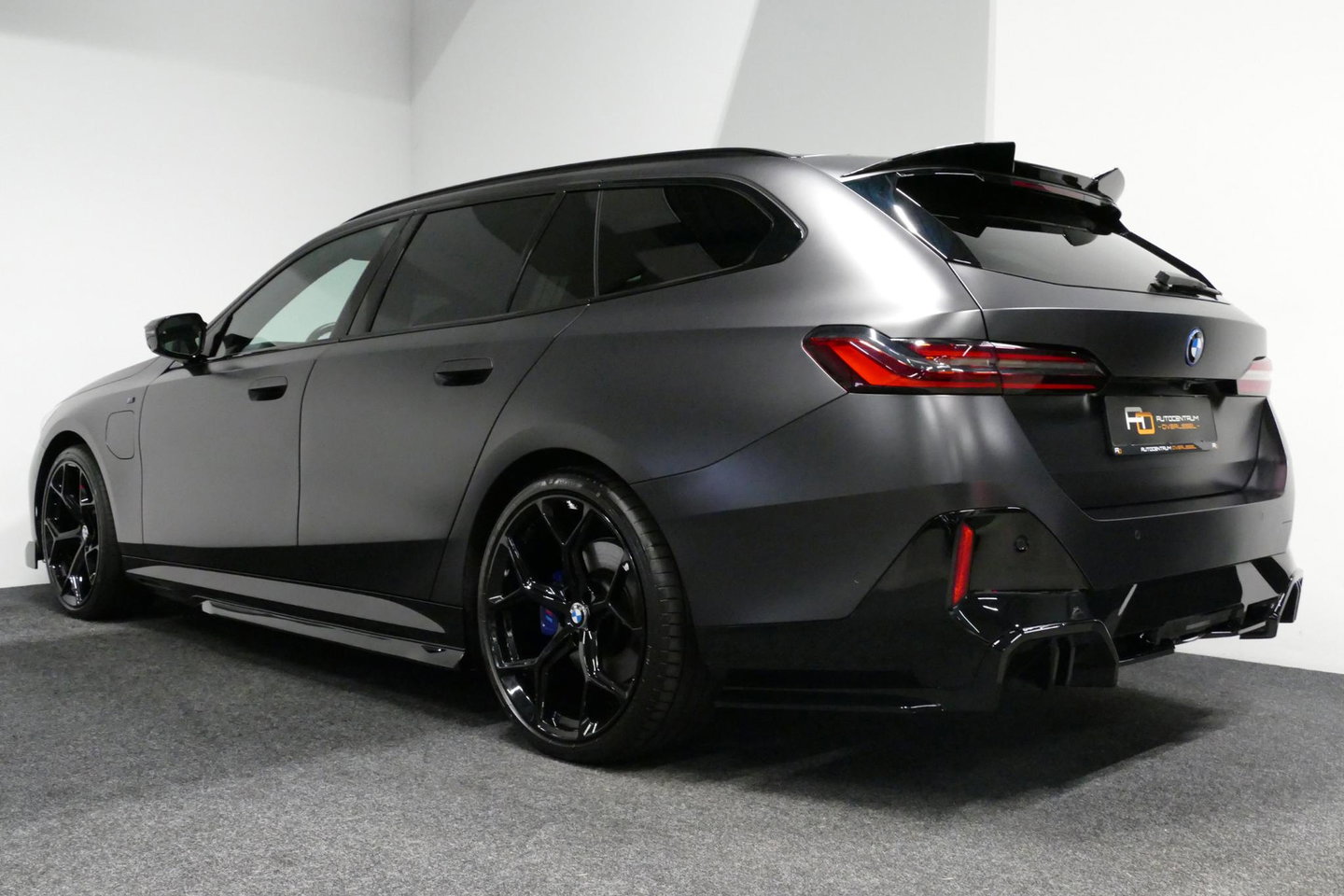 BMW 5 Serie Touring 530e xDrive M Sport Pro Edition / UNIEK!!! / M5 Look / M Sport Bodykit / Panoramadak / Stoelkoeling & -verwarming / Carbon interieur / Iconic Glow / Harman Kardon / Elektr. verstelbare voorstoelen + memory / HUD / Apple Carplay - Android Auto / Ro