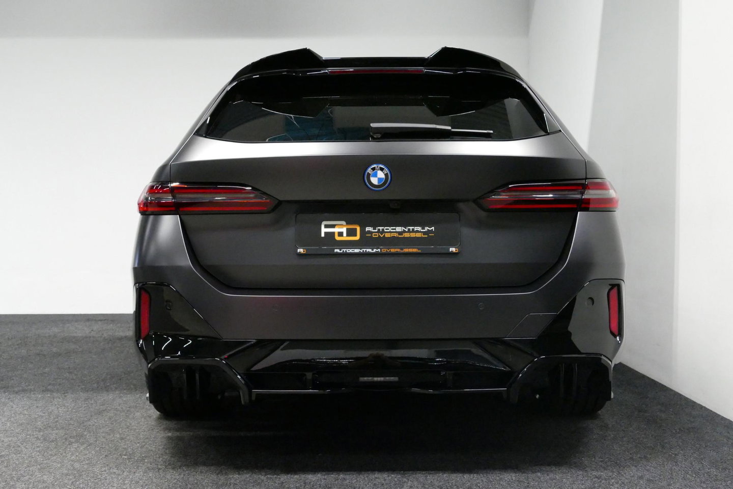 BMW 5 Serie Touring 530e xDrive M Sport Pro Edition / UNIEK!!! / M5 Look / M Sport Bodykit / Panoramadak / Stoelkoeling & -verwarming / Carbon interieur / Iconic Glow / Harman Kardon / Elektr. verstelbare voorstoelen + memory / HUD / Apple Carplay - Android Auto / Ro