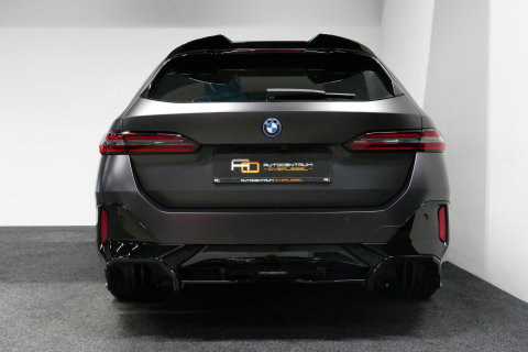 BMW 5 Serie Touring 530e xDrive M Sport Pro Edition / UNIEK!!! / M5 Look / M Sport Bodykit / Panoramadak / Stoelkoeling & -verwarming / Carbon interieur / Iconic Glow / Harman Kardon / Elektr. verstelbare voorstoelen + memory / HUD / Apple Carplay - Android Auto / Ro