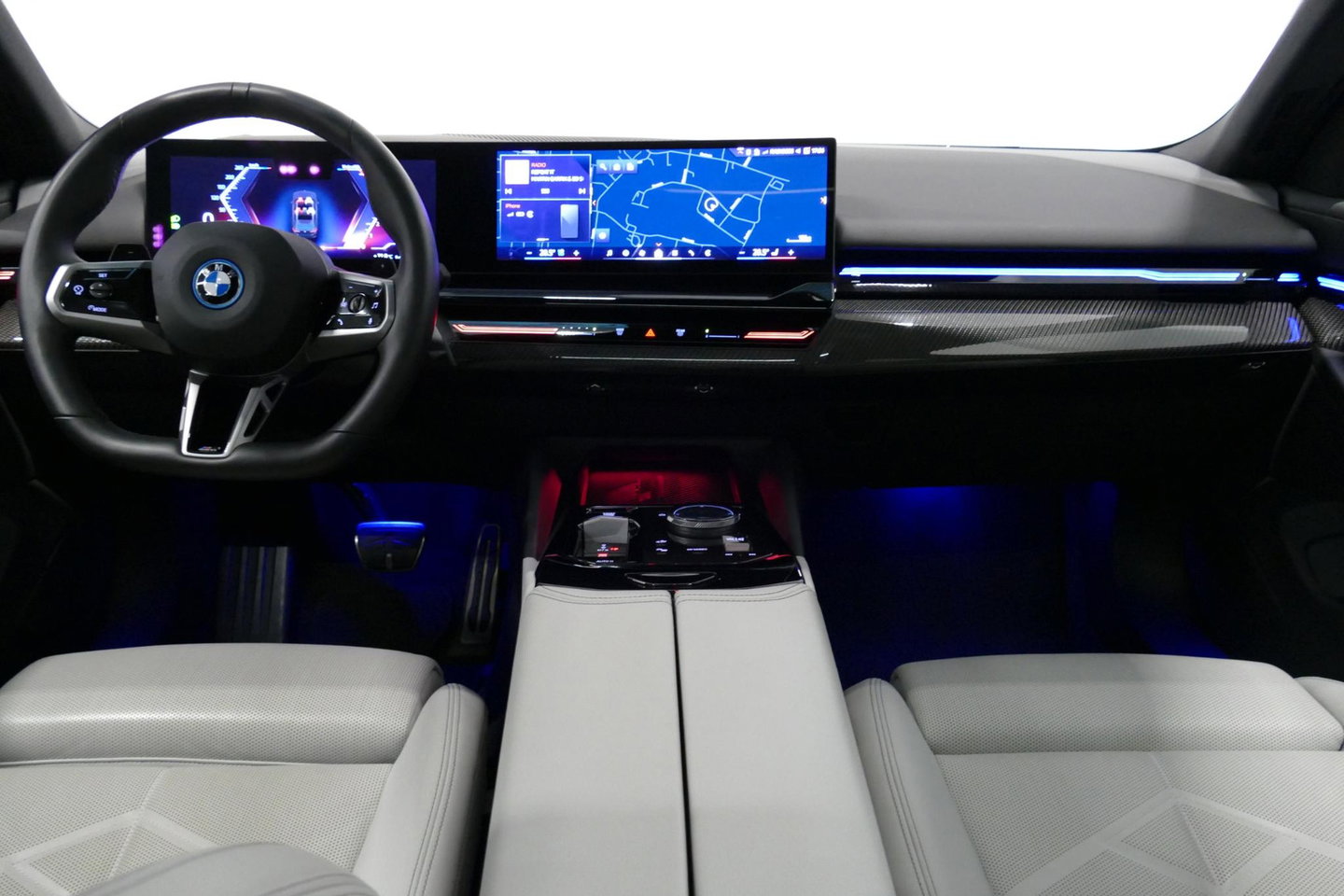 BMW 5 Serie Touring 530e xDrive M Sport Pro Edition / UNIEK!!! / M5 Look / M Sport Bodykit / Panoramadak / Stoelkoeling & -verwarming / Carbon interieur / Iconic Glow / Harman Kardon / Elektr. verstelbare voorstoelen + memory / HUD / Apple Carplay - Android Auto / Ro