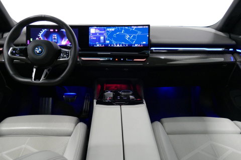 BMW 5 Serie Touring 530e xDrive M Sport Pro Edition / UNIEK!!! / M5 Look / M Sport Bodykit / Panoramadak / Stoelkoeling & -verwarming / Carbon interieur / Iconic Glow / Harman Kardon / Elektr. verstelbare voorstoelen + memory / HUD / Apple Carplay - Android Auto / Ro