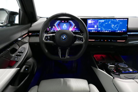BMW 5 Serie Touring 530e xDrive M Sport Pro Edition / UNIEK!!! / M5 Look / M Sport Bodykit / Panoramadak / Stoelkoeling & -verwarming / Carbon interieur / Iconic Glow / Harman Kardon / Elektr. verstelbare voorstoelen + memory / HUD / Apple Carplay - Android Auto / Ro