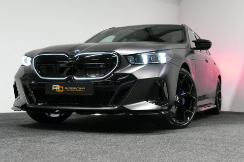 BMW 5 Serie Touring 530e xDrive M Sport Pro Edition / UNIEK!!! / M5 Look / M Sport Bodykit / Panoramadak / Stoelkoeling & -verwarming / Carbon interieur / Iconic Glow / Harman Kardon / Elektr. verstelbare voorstoelen + memory / HUD / Apple Carplay - Android Auto / Ro