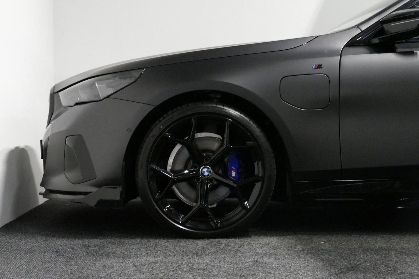 BMW 5 Serie Touring 530e xDrive M Sport Pro Edition / UNIEK!!! / M5 Look / M Sport Bodykit / Panoramadak / Stoelkoeling & -verwarming / Carbon interieur / Iconic Glow / Harman Kardon / Elektr. verstelbare voorstoelen + memory / HUD / Apple Carplay - Android Auto / Ro