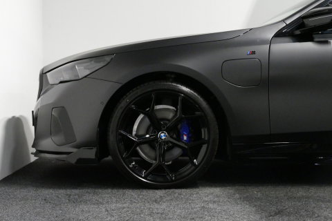 BMW 5 Serie Touring 530e xDrive M Sport Pro Edition / UNIEK!!! / M5 Look / M Sport Bodykit / Panoramadak / Stoelkoeling & -verwarming / Carbon interieur / Iconic Glow / Harman Kardon / Elektr. verstelbare voorstoelen + memory / HUD / Apple Carplay - Android Auto / Ro