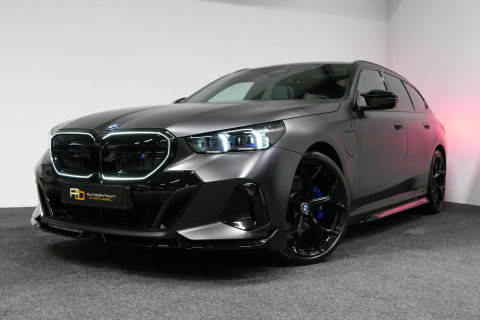 BMW 5 Serie Touring 530e xDrive M Sport Pro Edition / UNIEK!!! / M5 Look / M Sport Bodykit / Panoramadak / Stoelkoeling & -verwarming / Carbon interieur / Iconic Glow / Harman Kardon / Elektr. verstelbare voorstoelen + memory / HUD / Apple Carplay - Android Auto / Ro