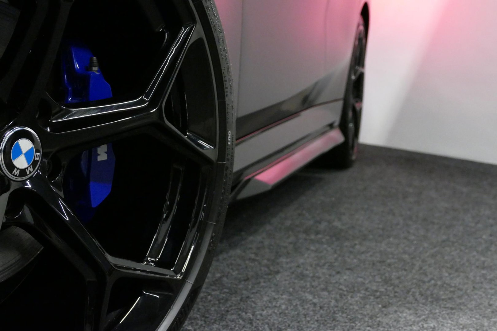 BMW 5 Serie Touring 530e xDrive M Sport Pro Edition / UNIEK!!! / M5 Look / M Sport Bodykit / Panoramadak / Stoelkoeling & -verwarming / Carbon interieur / Iconic Glow / Harman Kardon / Elektr. verstelbare voorstoelen + memory / HUD / Apple Carplay - Android Auto / Ro
