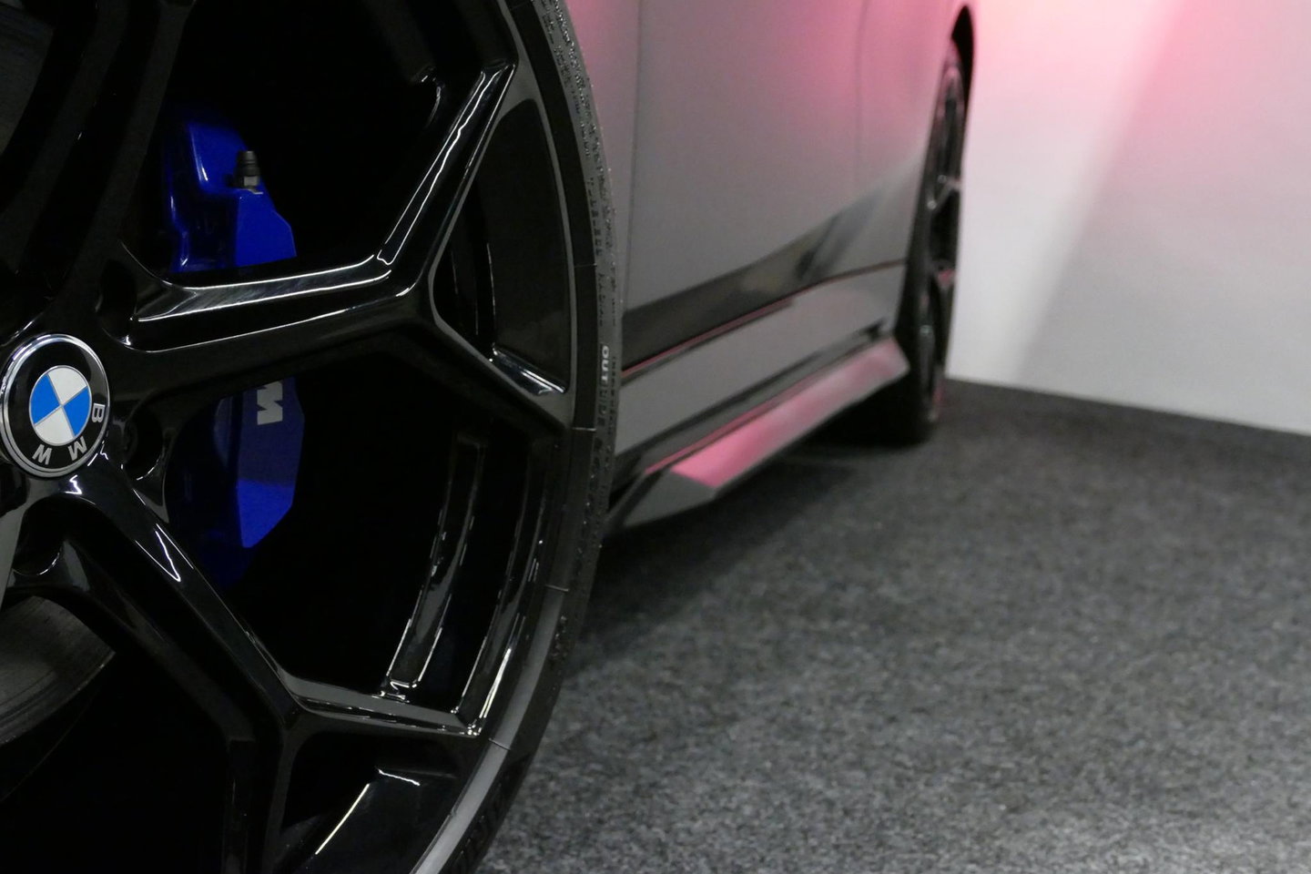 BMW 5 Serie Touring 530e xDrive M Sport Pro Edition / UNIEK!!! / M5 Look / M Sport Bodykit / Panoramadak / Stoelkoeling & -verwarming / Carbon interieur / Iconic Glow / Harman Kardon / Elektr. verstelbare voorstoelen + memory / HUD / Apple Carplay - Android Auto / Ro