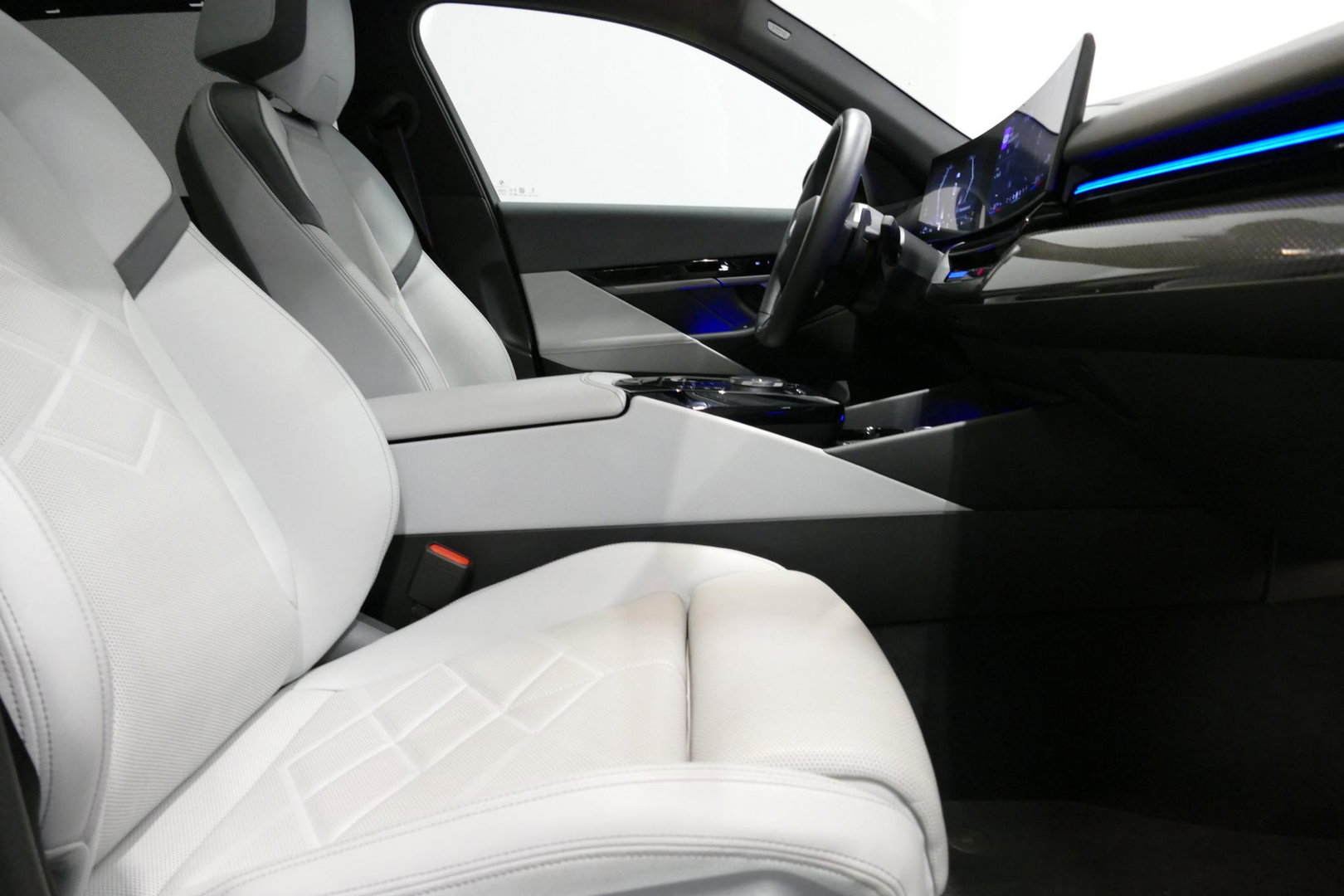 BMW 5 Serie Touring 530e xDrive M Sport Pro Edition / UNIEK!!! / M5 Look / M Sport Bodykit / Panoramadak / Stoelkoeling & -verwarming / Carbon interieur / Iconic Glow / Harman Kardon / Elektr. verstelbare voorstoelen + memory / HUD / Apple Carplay - Android Auto / Ro