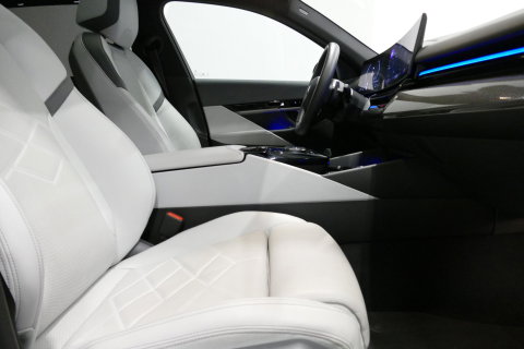 BMW 5 Serie Touring 530e xDrive M Sport Pro Edition / UNIEK!!! / M5 Look / M Sport Bodykit / Panoramadak / Stoelkoeling & -verwarming / Carbon interieur / Iconic Glow / Harman Kardon / Elektr. verstelbare voorstoelen + memory / HUD / Apple Carplay - Android Auto / Ro