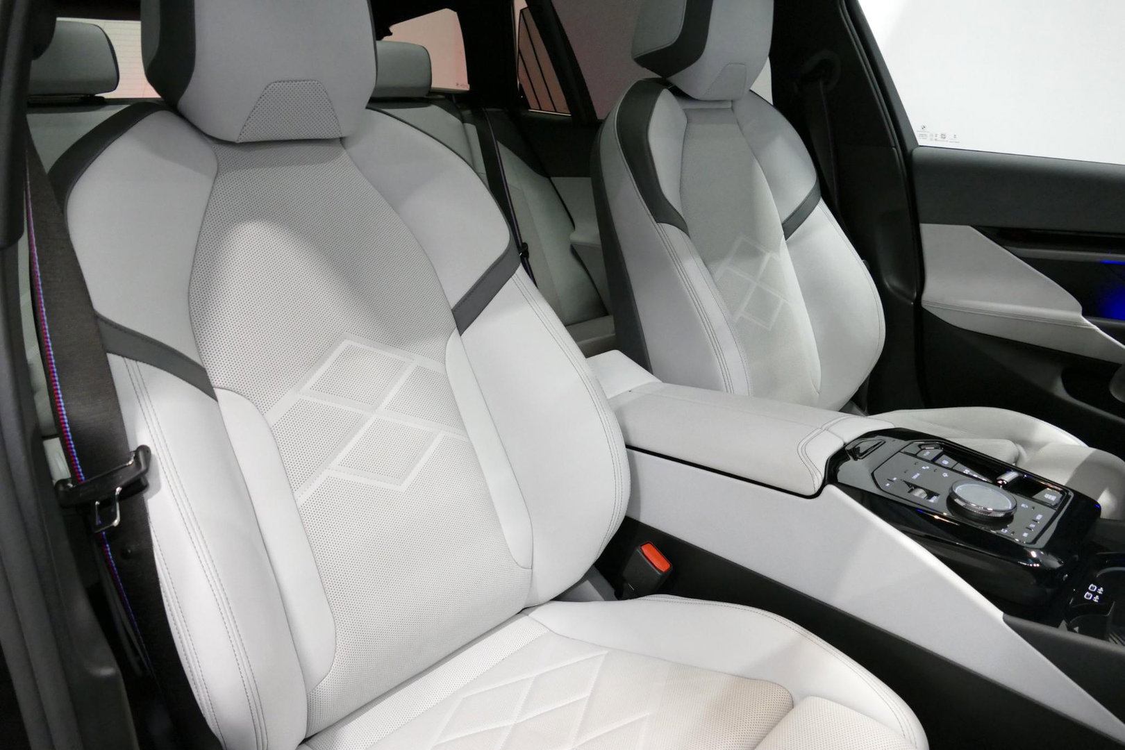 BMW 5 Serie Touring 530e xDrive M Sport Pro Edition / UNIEK!!! / M5 Look / M Sport Bodykit / Panoramadak / Stoelkoeling & -verwarming / Carbon interieur / Iconic Glow / Harman Kardon / Elektr. verstelbare voorstoelen + memory / HUD / Apple Carplay - Android Auto / Ro