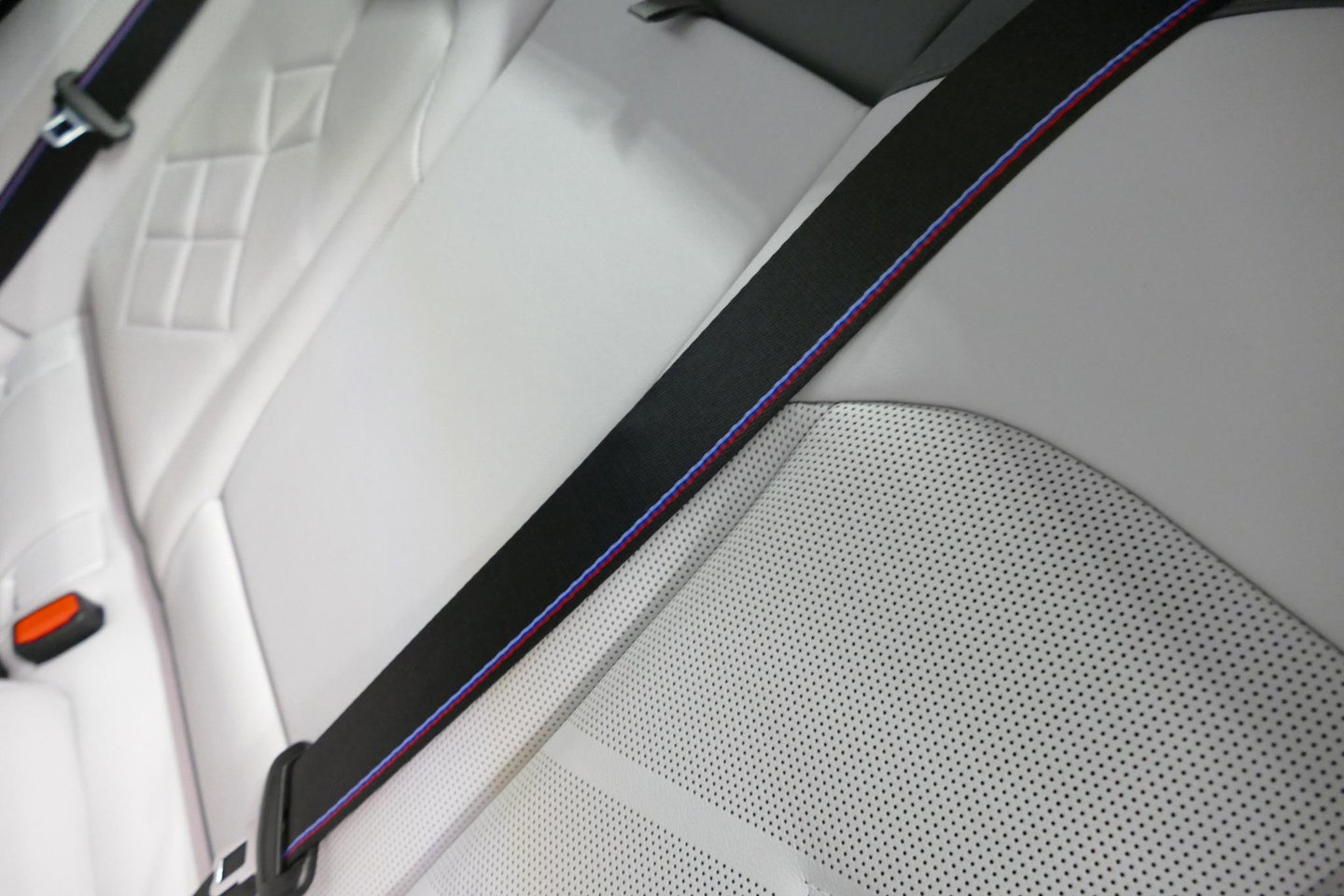 BMW 5 Serie Touring 530e xDrive M Sport Pro Edition / UNIEK!!! / M5 Look / M Sport Bodykit / Panoramadak / Stoelkoeling & -verwarming / Carbon interieur / Iconic Glow / Harman Kardon / Elektr. verstelbare voorstoelen + memory / HUD / Apple Carplay - Android Auto / Ro