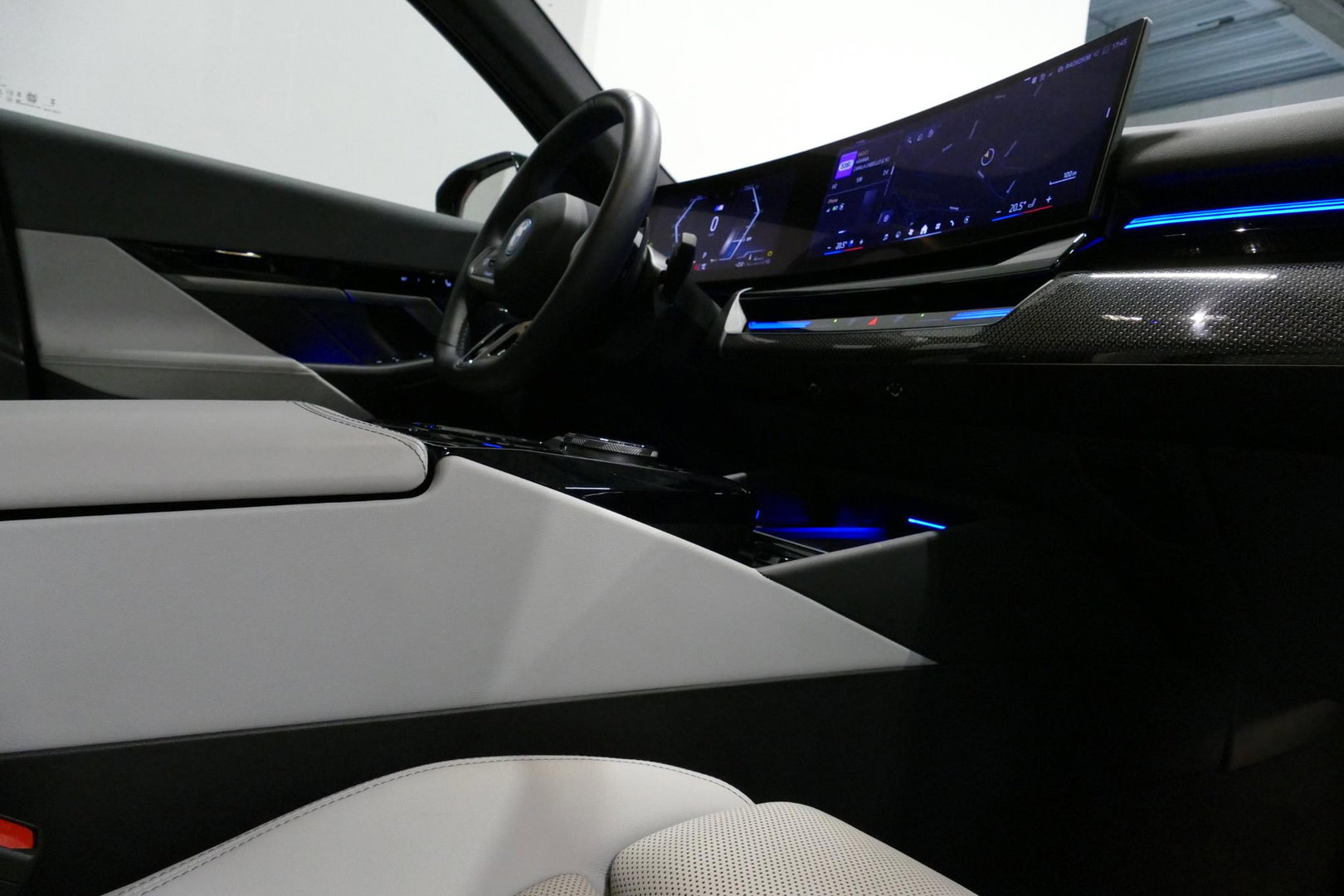 BMW 5 Serie Touring 530e xDrive M Sport Pro Edition / UNIEK!!! / M5 Look / M Sport Bodykit / Panoramadak / Stoelkoeling & -verwarming / Carbon interieur / Iconic Glow / Harman Kardon / Elektr. verstelbare voorstoelen + memory / HUD / Apple Carplay - Android Auto / Ro