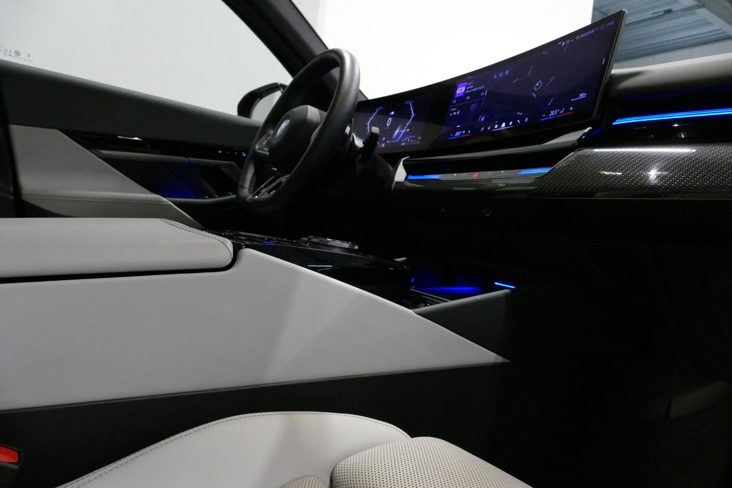 BMW 5 Serie Touring 530e xDrive M Sport Pro Edition / UNIEK!!! / M5 Look / M Sport Bodykit / Panoramadak / Stoelkoeling & -verwarming / Carbon interieur / Iconic Glow / Harman Kardon / Elektr. verstelbare voorstoelen + memory / HUD / Apple Carplay - Android Auto / Ro
