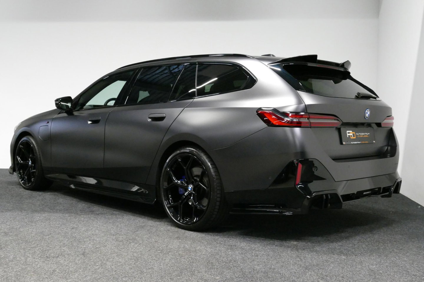BMW 5 Serie Touring 530e xDrive M Sport Pro Edition / UNIEK!!! / M5 Look / M Sport Bodykit / Panoramadak / Stoelkoeling & -verwarming / Carbon interieur / Iconic Glow / Harman Kardon / Elektr. verstelbare voorstoelen + memory / HUD / Apple Carplay - Android Auto / Ro