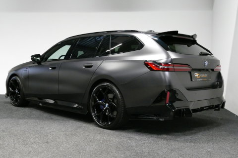 BMW 5 Serie Touring 530e xDrive M Sport Pro Edition / UNIEK!!! / M5 Look / M Sport Bodykit / Panoramadak / Stoelkoeling & -verwarming / Carbon interieur / Iconic Glow / Harman Kardon / Elektr. verstelbare voorstoelen + memory / HUD / Apple Carplay - Android Auto / Ro
