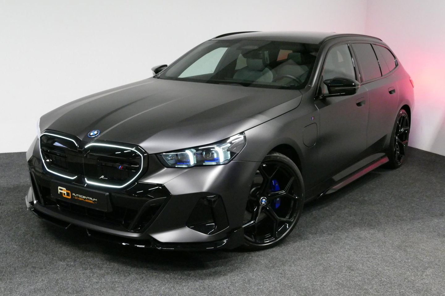 BMW 5 Serie Touring 530e xDrive M Sport Pro Edition / UNIEK!!! / M5 Look / M Sport Bodykit / Panoramadak / Stoelkoeling & -verwarming / Carbon interieur / Iconic Glow / Harman Kardon / Elektr. verstelbare voorstoelen + memory / HUD / Apple Carplay - Android Auto / Ro