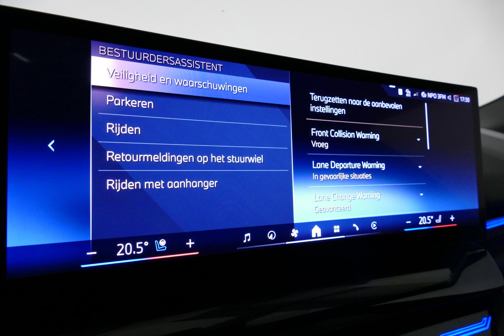BMW 5 Serie Touring 530e xDrive M Sport Pro Edition / UNIEK!!! / M5 Look / M Sport Bodykit / Panoramadak / Stoelkoeling & -verwarming / Carbon interieur / Iconic Glow / Harman Kardon / Elektr. verstelbare voorstoelen + memory / HUD / Apple Carplay - Android Auto / Ro