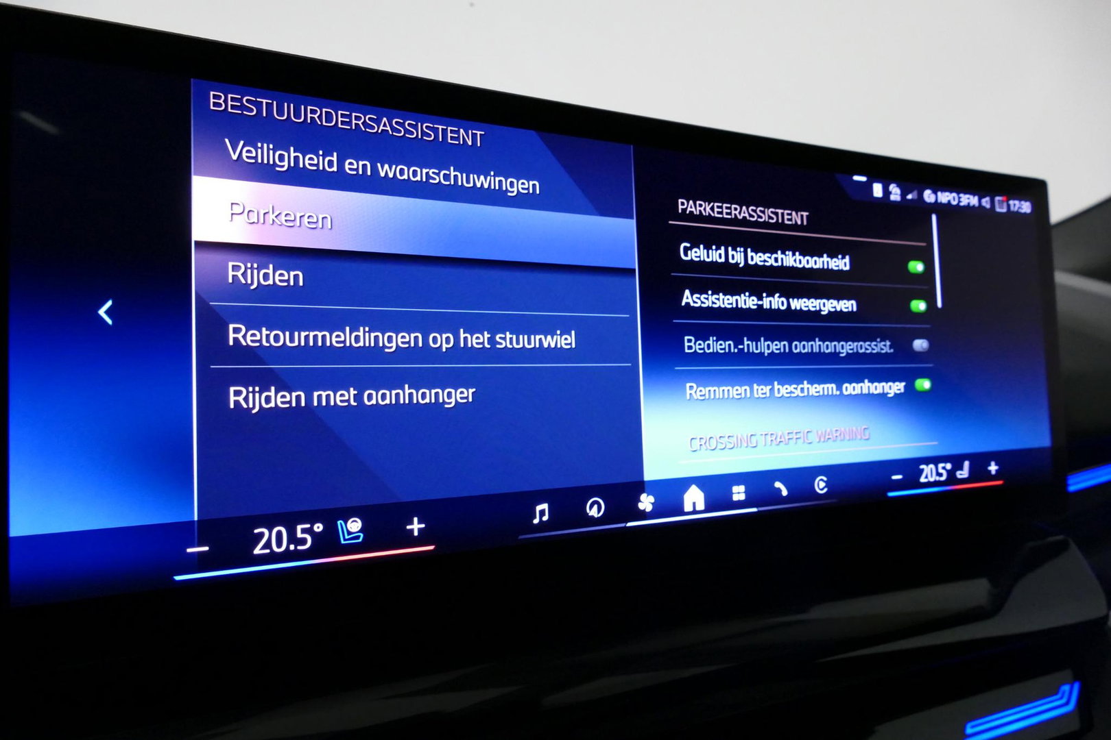 BMW 5 Serie Touring 530e xDrive M Sport Pro Edition / UNIEK!!! / M5 Look / M Sport Bodykit / Panoramadak / Stoelkoeling & -verwarming / Carbon interieur / Iconic Glow / Harman Kardon / Elektr. verstelbare voorstoelen + memory / HUD / Apple Carplay - Android Auto / Ro