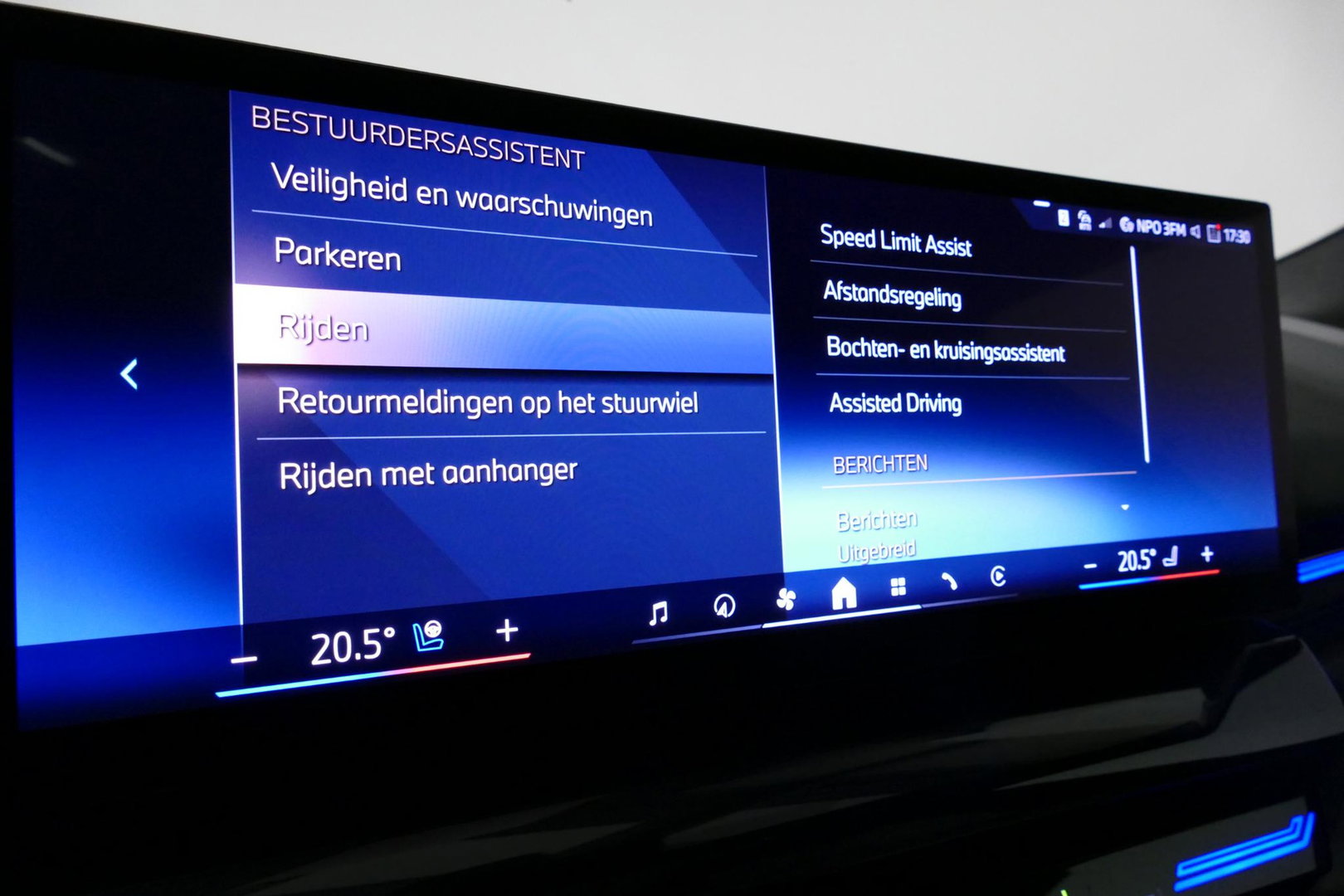 BMW 5 Serie Touring 530e xDrive M Sport Pro Edition / UNIEK!!! / M5 Look / M Sport Bodykit / Panoramadak / Stoelkoeling & -verwarming / Carbon interieur / Iconic Glow / Harman Kardon / Elektr. verstelbare voorstoelen + memory / HUD / Apple Carplay - Android Auto / Ro