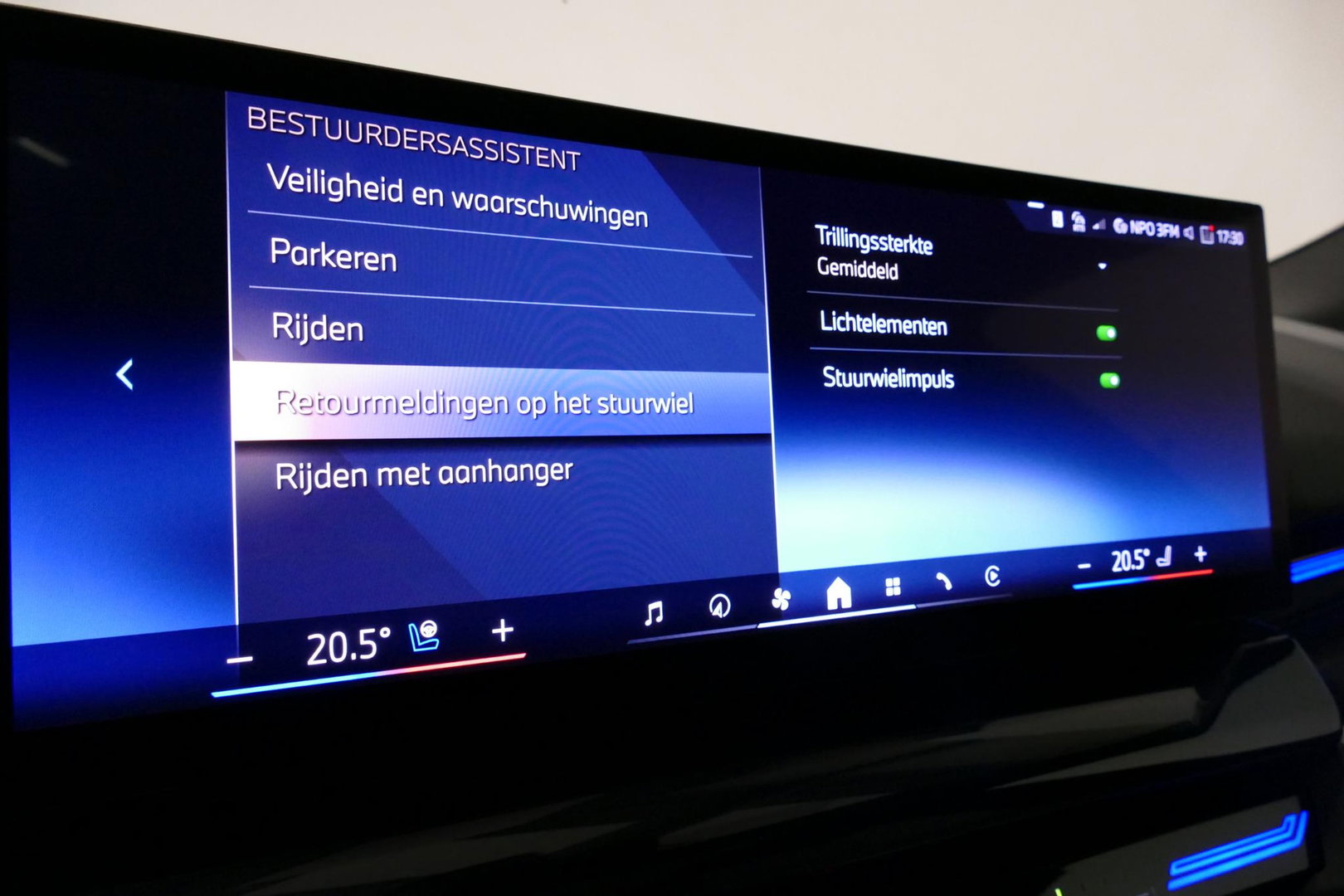 BMW 5 Serie Touring 530e xDrive M Sport Pro Edition / UNIEK!!! / M5 Look / M Sport Bodykit / Panoramadak / Stoelkoeling & -verwarming / Carbon interieur / Iconic Glow / Harman Kardon / Elektr. verstelbare voorstoelen + memory / HUD / Apple Carplay - Android Auto / Ro