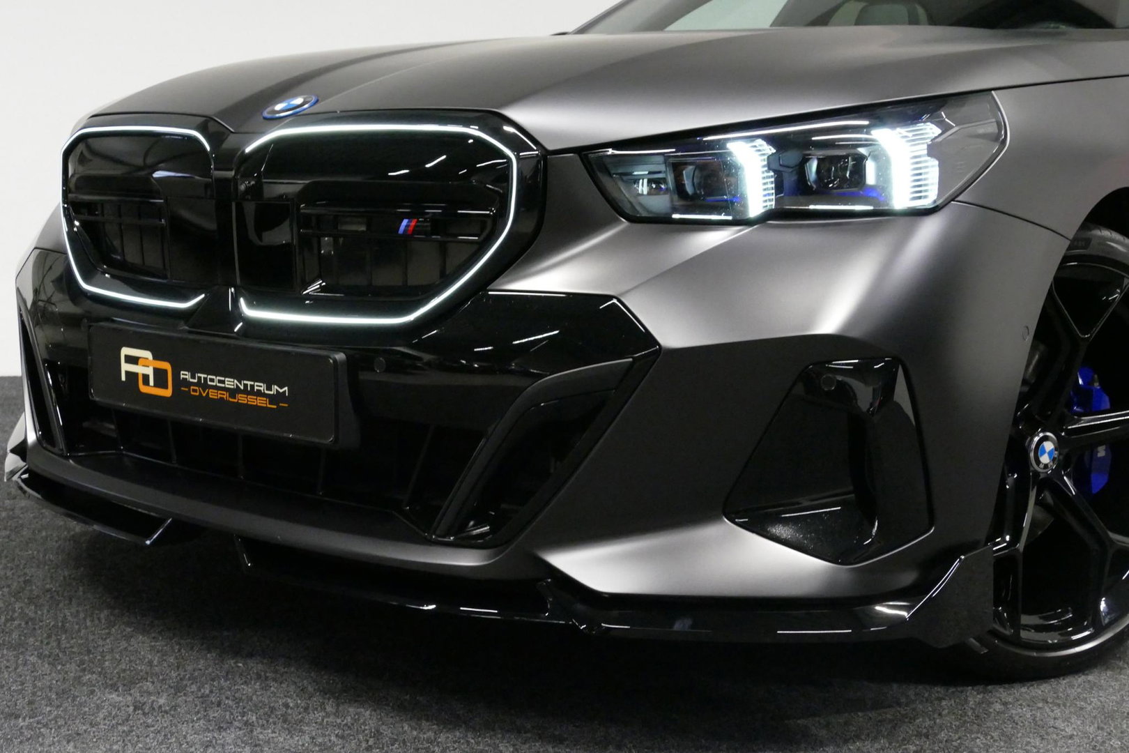 BMW 5 Serie Touring 530e xDrive M Sport Pro Edition / UNIEK!!! / M5 Look / M Sport Bodykit / Panoramadak / Stoelkoeling & -verwarming / Carbon interieur / Iconic Glow / Harman Kardon / Elektr. verstelbare voorstoelen + memory / HUD / Apple Carplay - Android Auto / Ro