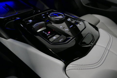 BMW 5 Serie Touring 530e xDrive M Sport Pro Edition / UNIEK!!! / M5 Look / M Sport Bodykit / Panoramadak / Stoelkoeling & -verwarming / Carbon interieur / Iconic Glow / Harman Kardon / Elektr. verstelbare voorstoelen + memory / HUD / Apple Carplay - Android Auto / Ro