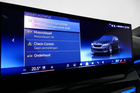 BMW 5 Serie Touring 530e xDrive M Sport Pro Edition / UNIEK!!! / M5 Look / M Sport Bodykit / Panoramadak / Stoelkoeling & -verwarming / Carbon interieur / Iconic Glow / Harman Kardon / Elektr. verstelbare voorstoelen + memory / HUD / Apple Carplay - Android Auto / Ro