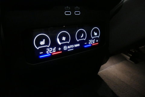 BMW 5 Serie Touring 530e xDrive M Sport Pro Edition / UNIEK!!! / M5 Look / M Sport Bodykit / Panoramadak / Stoelkoeling & -verwarming / Carbon interieur / Iconic Glow / Harman Kardon / Elektr. verstelbare voorstoelen + memory / HUD / Apple Carplay - Android Auto / Ro