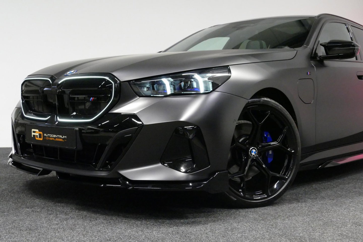BMW 5 Serie Touring 530e xDrive M Sport Pro Edition / UNIEK!!! / M5 Look / M Sport Bodykit / Panoramadak / Stoelkoeling & -verwarming / Carbon interieur / Iconic Glow / Harman Kardon / Elektr. verstelbare voorstoelen + memory / HUD / Apple Carplay - Android Auto / Ro