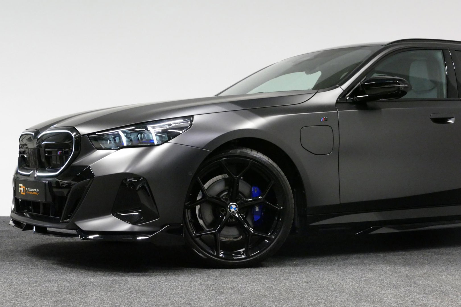 BMW 5 Serie Touring 530e xDrive M Sport Pro Edition / UNIEK!!! / M5 Look / M Sport Bodykit / Panoramadak / Stoelkoeling & -verwarming / Carbon interieur / Iconic Glow / Harman Kardon / Elektr. verstelbare voorstoelen + memory / HUD / Apple Carplay - Android Auto / Ro