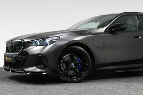 BMW 5 Serie Touring 530e xDrive M Sport Pro Edition / UNIEK!!! / M5 Look / M Sport Bodykit / Panoramadak / Stoelkoeling & -verwarming / Carbon interieur / Iconic Glow / Harman Kardon / Elektr. verstelbare voorstoelen + memory / HUD / Apple Carplay - Android Auto / Ro