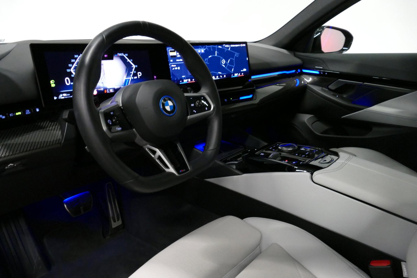 BMW 5 Serie Touring 530e xDrive M Sport Pro Edition / UNIEK!!! / M5 Look / M Sport Bodykit / Panoramadak / Stoelkoeling & -verwarming / Carbon interieur / Iconic Glow / Harman Kardon / Elektr. verstelbare voorstoelen + memory / HUD / Apple Carplay - Android Auto / Ro